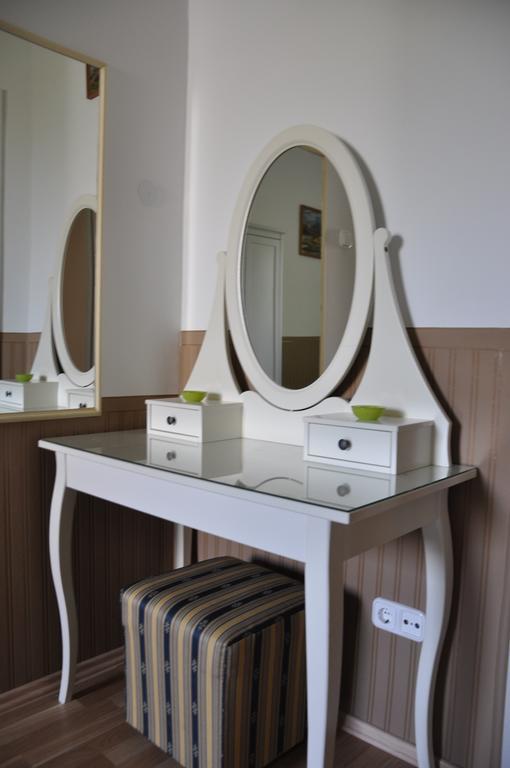 Gloriett Panzio Bed & Breakfast Fertoboz Bilik gambar